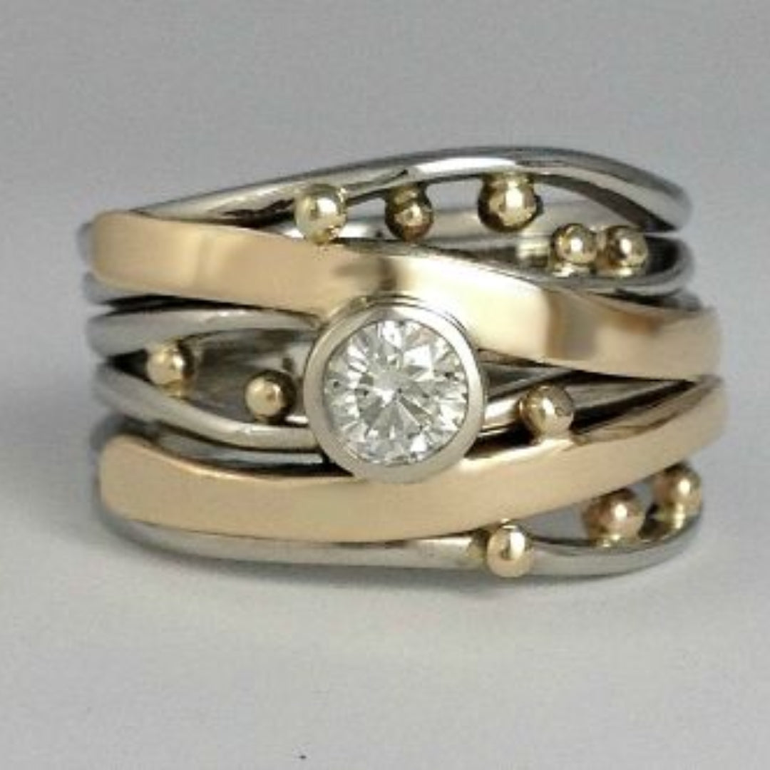 Elegant vintage damering i guld med detaljeret intarsia og glitrende zirkonia sten.