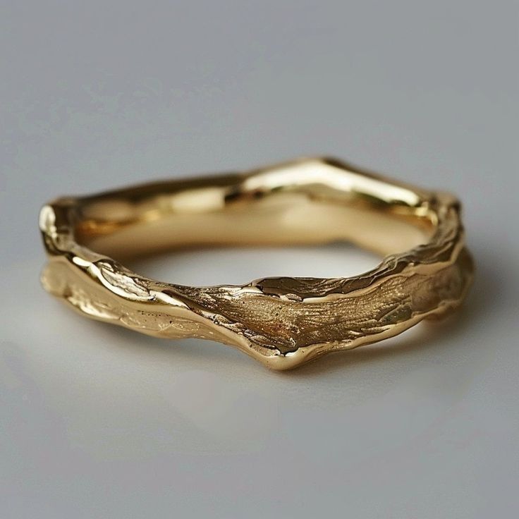 Elegant vintage damering i smedet guld med tidløs stil, et håndlavet smykke til kvinder og gaveidé.