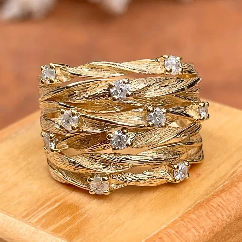 Elegant vintage guldring til dame, håndlavet med tidløs stil og kvalitet, en smuk accessory.