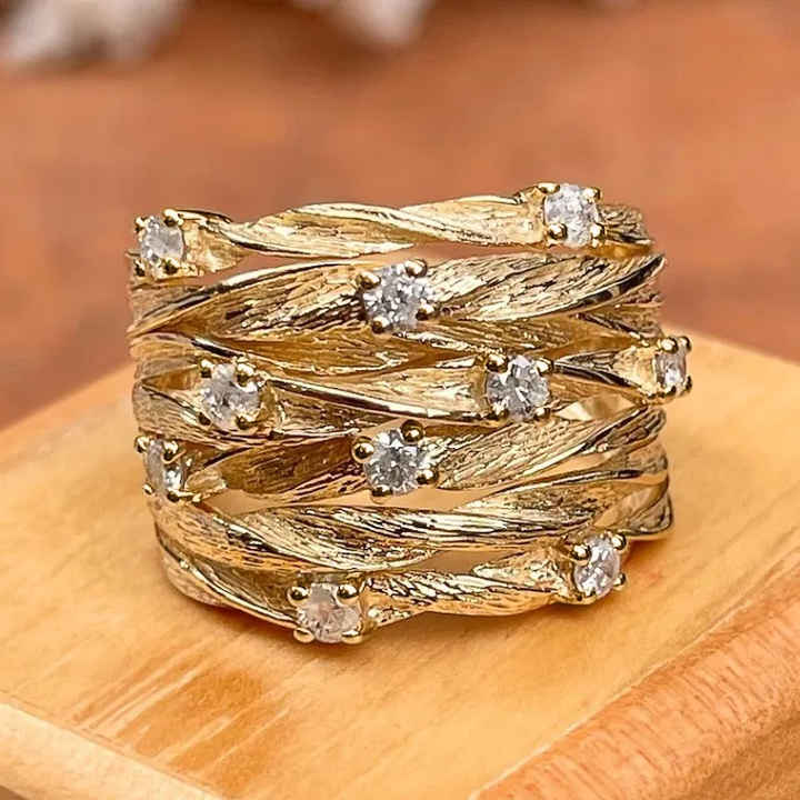 Elegant vintage guldring til dame, håndlavet med tidløs stil og kvalitet, en smuk accessory.