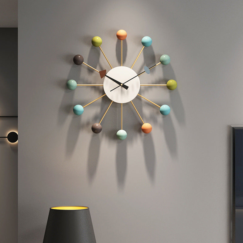 Elegant 21-tommers lydløst vægur, moderne design, lydløst quartz-urværk, stor jernramme, minimalistisk stil.
