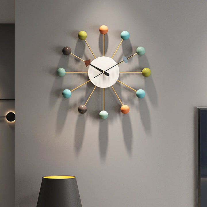 Elegant 21-tommers lydløst vægur, moderne design, lydløst quartz-urværk, stor jernramme, minimalistisk stil.