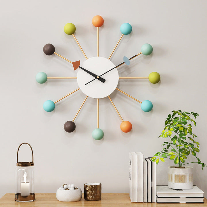 Elegant 21-tommers lydløst vægur, moderne design, lydløst quartz-urværk, stor jernramme, minimalistisk stil.