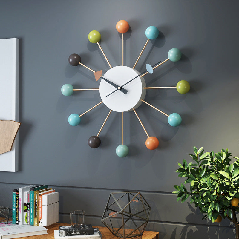 Elegant 21-tommers lydløst vægur, moderne design, lydløst quartz-urværk, stor jernramme, minimalistisk stil.