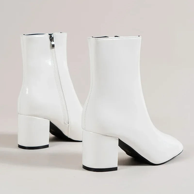 Damesko med glansfuld finish. Elegante ankelstøvler med blokhæl, moderne stil til hverdag og fest.