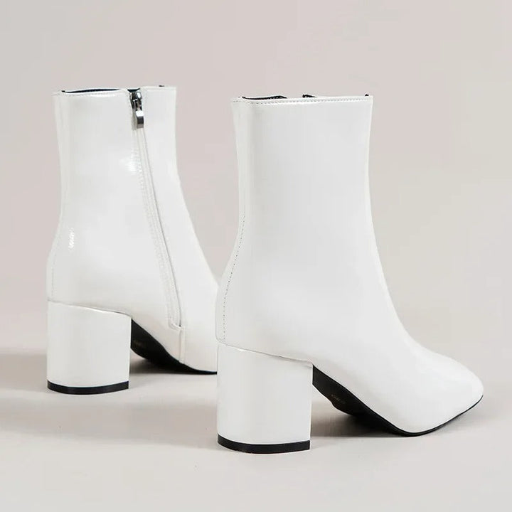 Damesko med glansfuld finish. Elegante ankelstøvler med blokhæl, moderne stil til hverdag og fest.