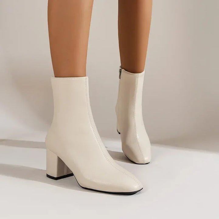 Festklare ankelstøvler til damer. Blank finish og robust blokhæl giver både elegant stil og komfort.