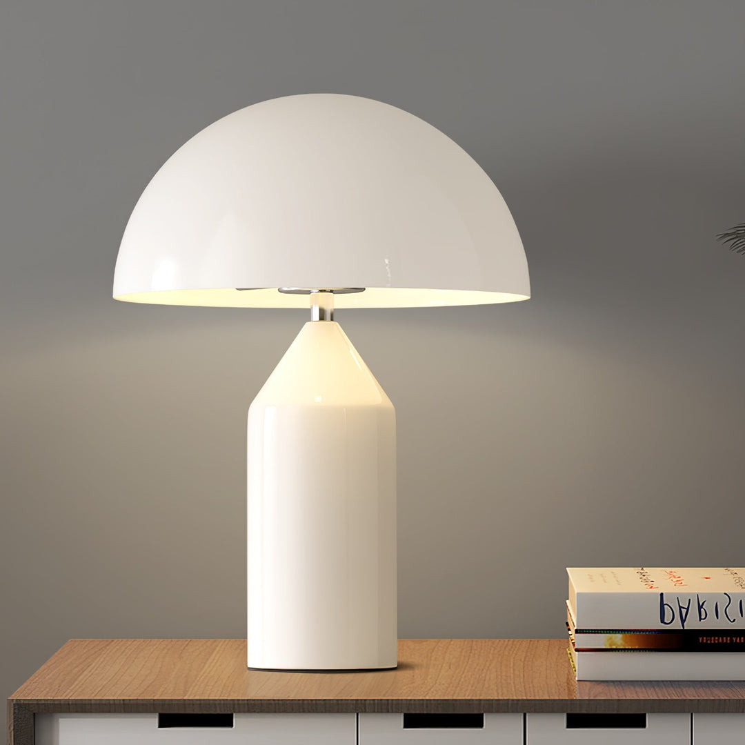 Atollo Bordlampe, elegant design med geometriske former af cylinder, kegle og halvkugle i ædelt metalfinish til stilfuldt hjem