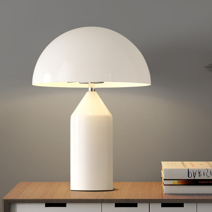 Atollo Bordlampe, elegant design med geometriske former af cylinder, kegle og halvkugle i ædelt metalfinish til stilfuldt hjem