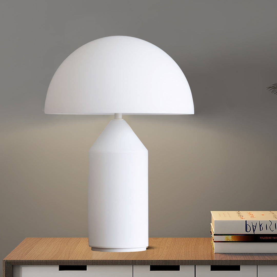 Atollo Bordlampe, elegant design med geometriske former af cylinder, kegle og halvkugle i ædelt metalfinish til stilfuldt hjem