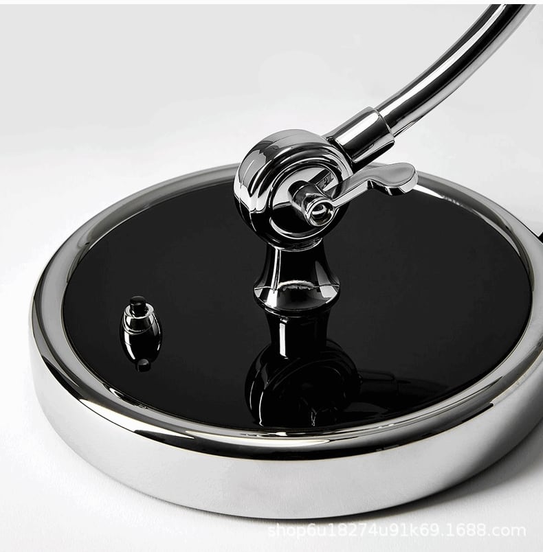 Elegant Bauhaus bordlampe i metal med et klassisk formsprog og alsidige farvemuligheder, ideel til stilfuld indretning.
