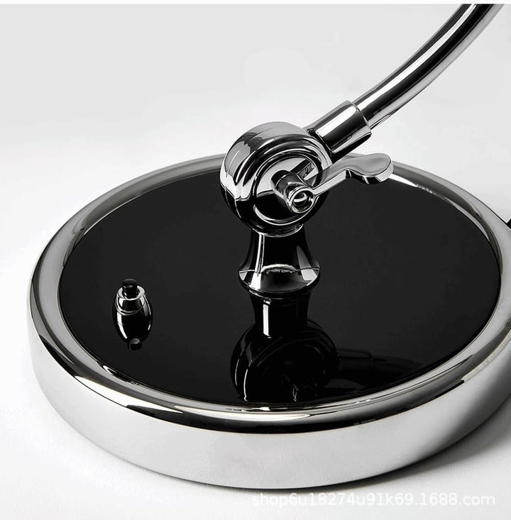 Elegant Bauhaus bordlampe i metal med et klassisk formsprog og alsidige farvemuligheder, ideel til stilfuld indretning.