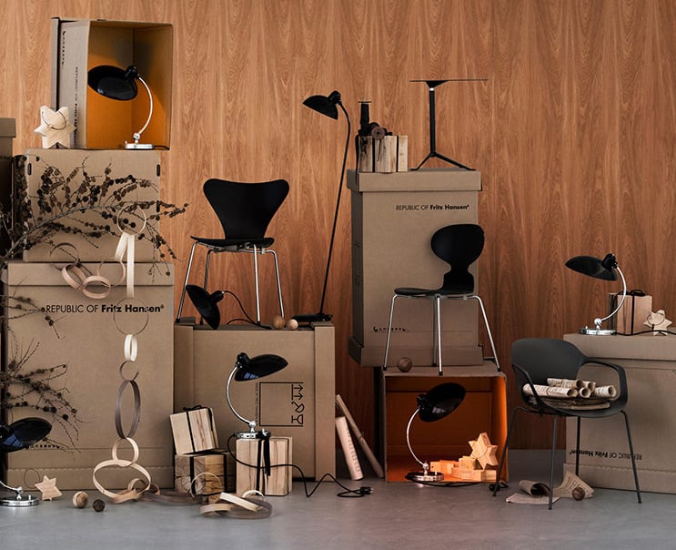 Detaljebillede af en sort Bauhaus bordlampe i metal, dens tidløse æstetik.
