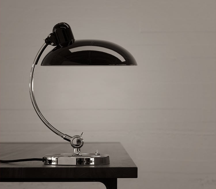 Nærbillede af en hvid Bauhaus bordlampe i metal, viser finish og håndværk.