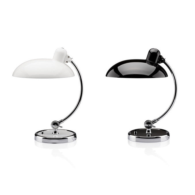 Oversigtsbillede af en rød Bauhaus bordlampe i metal, fuldt ud synlig i en indendørs setting.