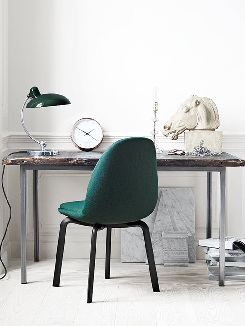 Elegant Bauhaus bordlampe i metal med et klassisk formsprog og alsidige farvemuligheder, ideel til stilfuld indretning.