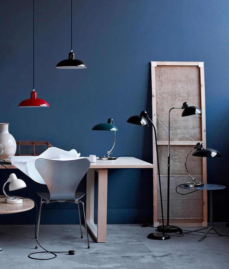 Elegant Bauhaus bordlampe i metal med et klassisk formsprog og alsidige farvemuligheder, ideel til stilfuld indretning.