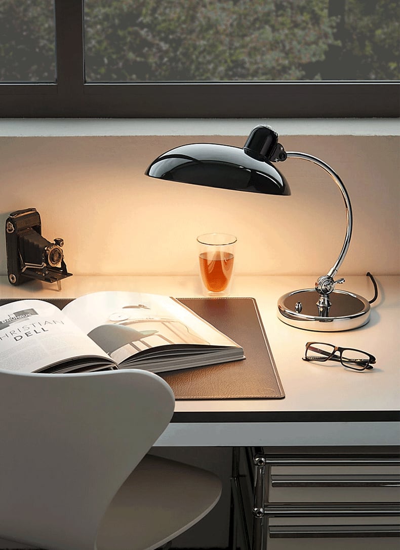 Elegant Bauhaus bordlampe i metal med et klassisk formsprog og alsidige farvemuligheder, ideel til stilfuld indretning.