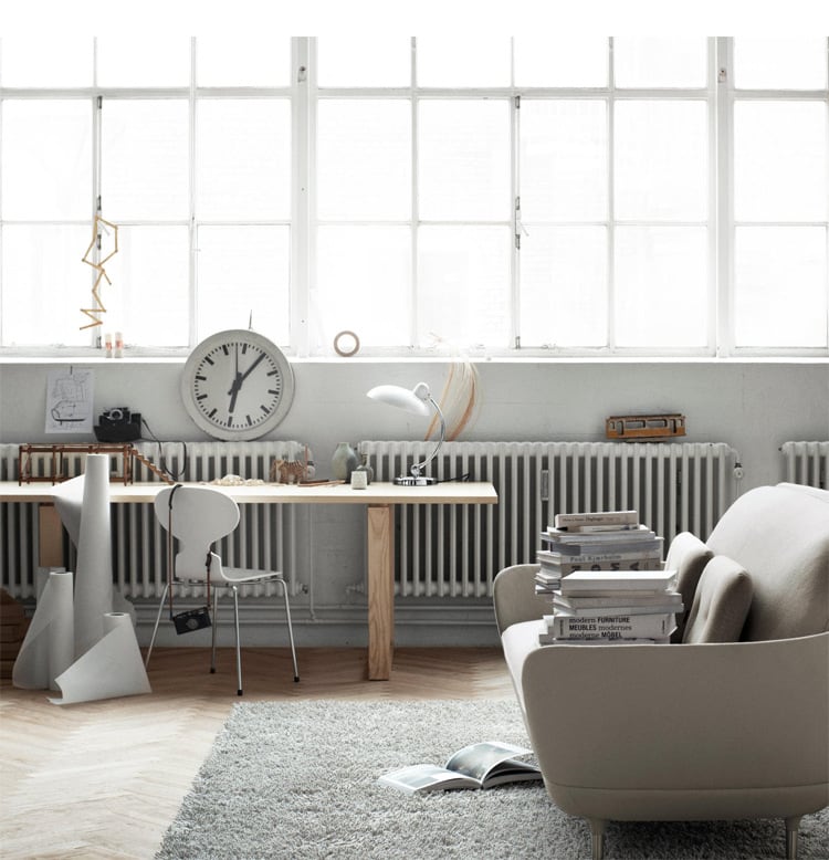 Elegant Bauhaus bordlampe i metal med et klassisk formsprog og alsidige farvemuligheder, ideel til stilfuld indretning.