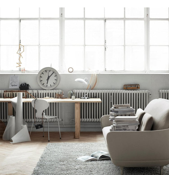 Elegant Bauhaus bordlampe i metal med et klassisk formsprog og alsidige farvemuligheder, ideel til stilfuld indretning.