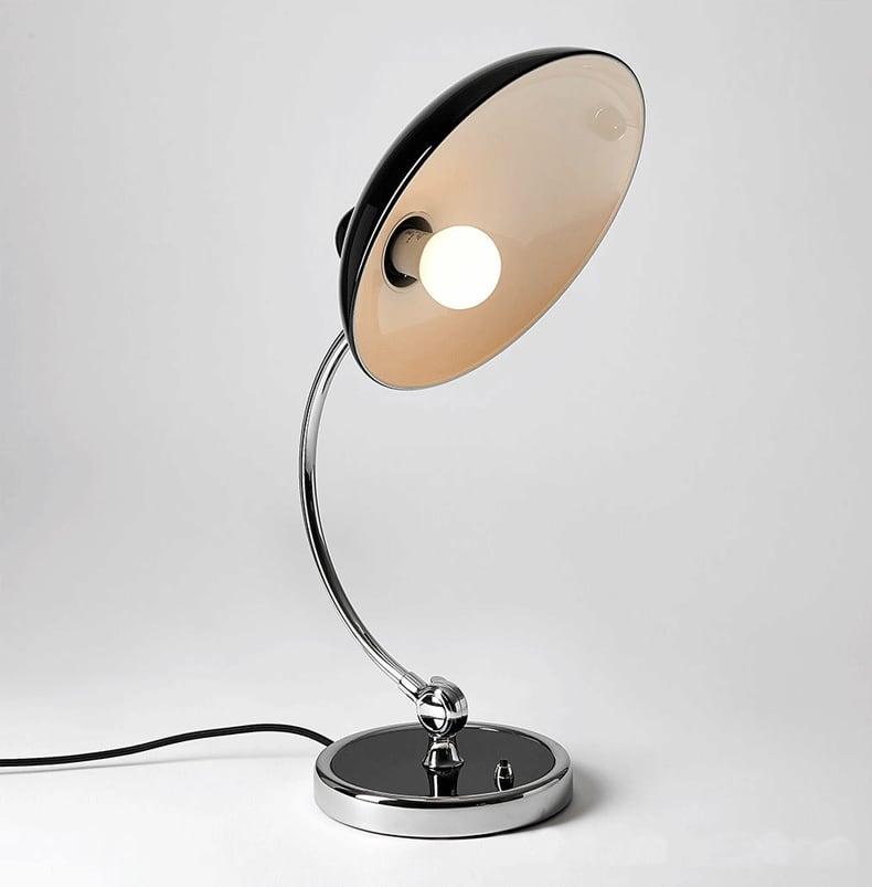Elegant Bauhaus bordlampe i metal med et klassisk formsprog og alsidige farvemuligheder, ideel til stilfuld indretning.