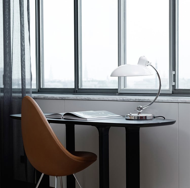 Elegant Bauhaus bordlampe i metal med et klassisk formsprog og alsidige farvemuligheder, ideel til stilfuld indretning.
