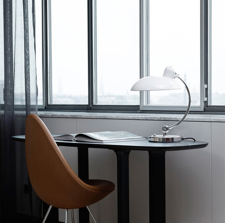 Elegant Bauhaus bordlampe i metal med et klassisk formsprog og alsidige farvemuligheder, ideel til stilfuld indretning.