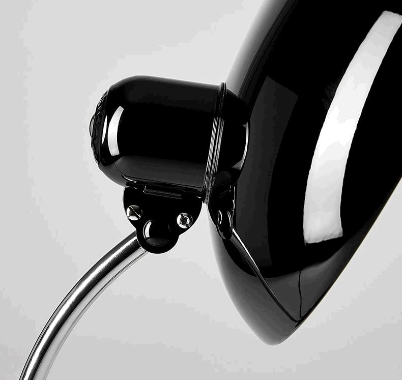 Elegant Bauhaus bordlampe i metal med et klassisk formsprog og alsidige farvemuligheder, ideel til stilfuld indretning.
