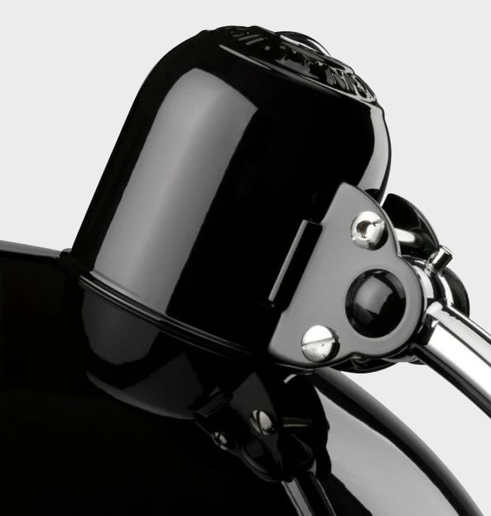 Elegant Bauhaus bordlampe i metal med et klassisk formsprog og alsidige farvemuligheder, ideel til stilfuld indretning.