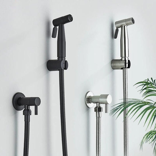 Elegant bidet håndbruser i rustfrit stål med fleksibel slange, ideel til komfort og hygiejne på badeværelset, grå-sort.