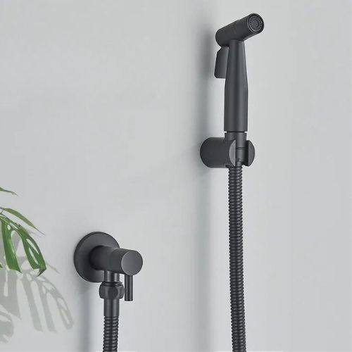 Elegant bidet håndbruser i rustfrit stål med fleksibel slange, ideel til komfort og hygiejne på badeværelset, grå-sort.