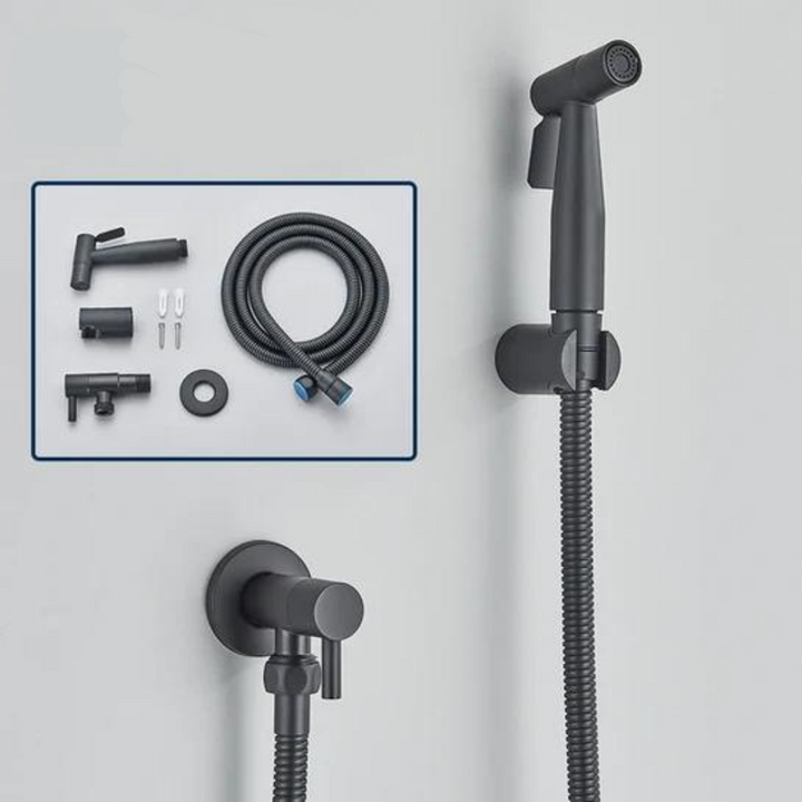 Elegant bidet håndbruser i rustfrit stål med fleksibel slange, ideel til komfort og hygiejne på badeværelset, grå-sort.