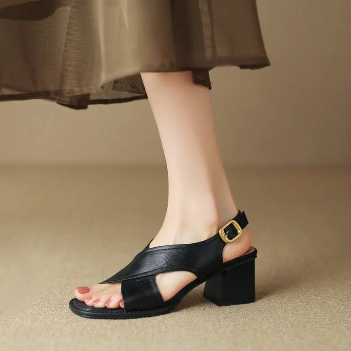 Elegante crossover sandaler til kvinder i sort med blokhæl, perfekte til sommer og komfort.