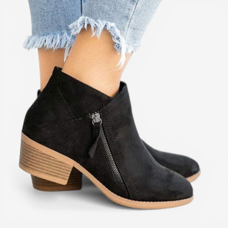 Moderne damestøvletter med en elegant spids snude og robust chunky sål for et trendy look og komfort.