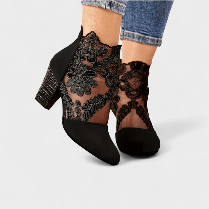 Komfortable blomsterhæle, designet til formelle begivenheder. Smukke og elegante damesko.