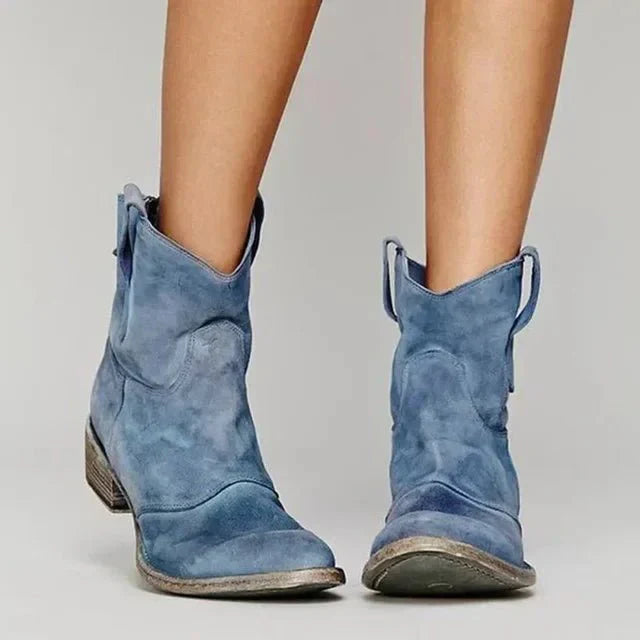 Moderne dame cowboy støvler i sort læder med broderier. Stilfulde western ankelstøvler til elegant look.
