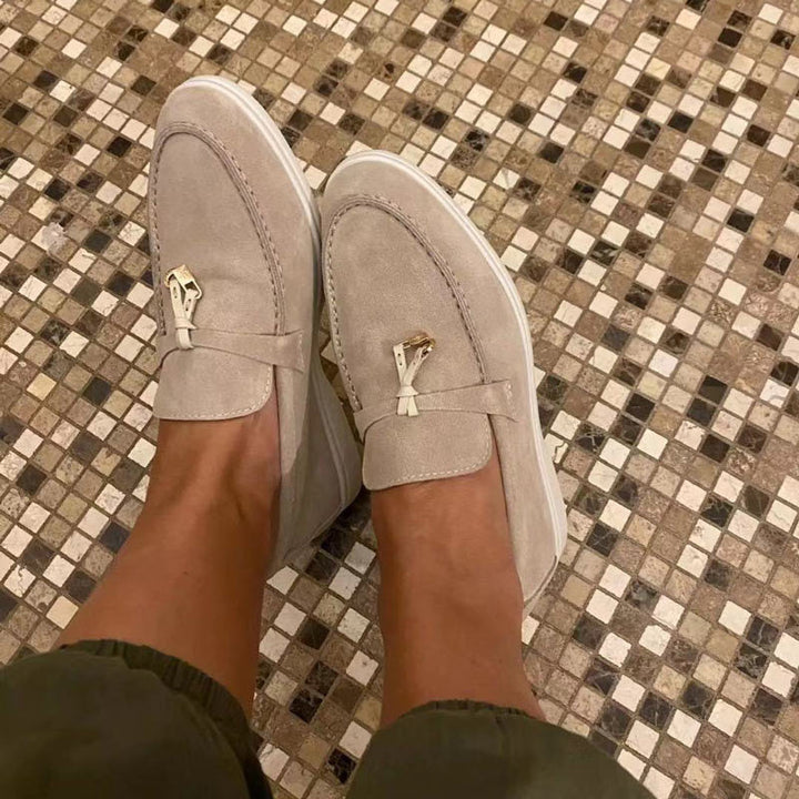 Elegante dame loafers med spids tå. Stilfulde og komfortable slip-on hverdagssko til kvinder.