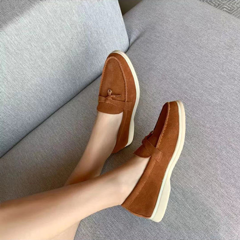 Stilfulde flade loafers til kvinder med spids tå. Elegante slip-on forårssko med komfortabel pasform.