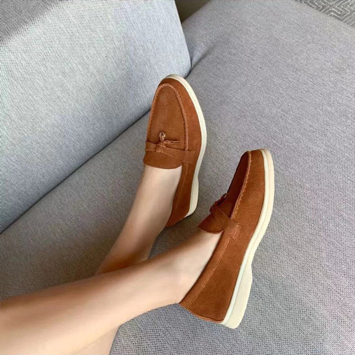 Stilfulde flade loafers til kvinder med spids tå. Elegante slip-on forårssko med komfortabel pasform.