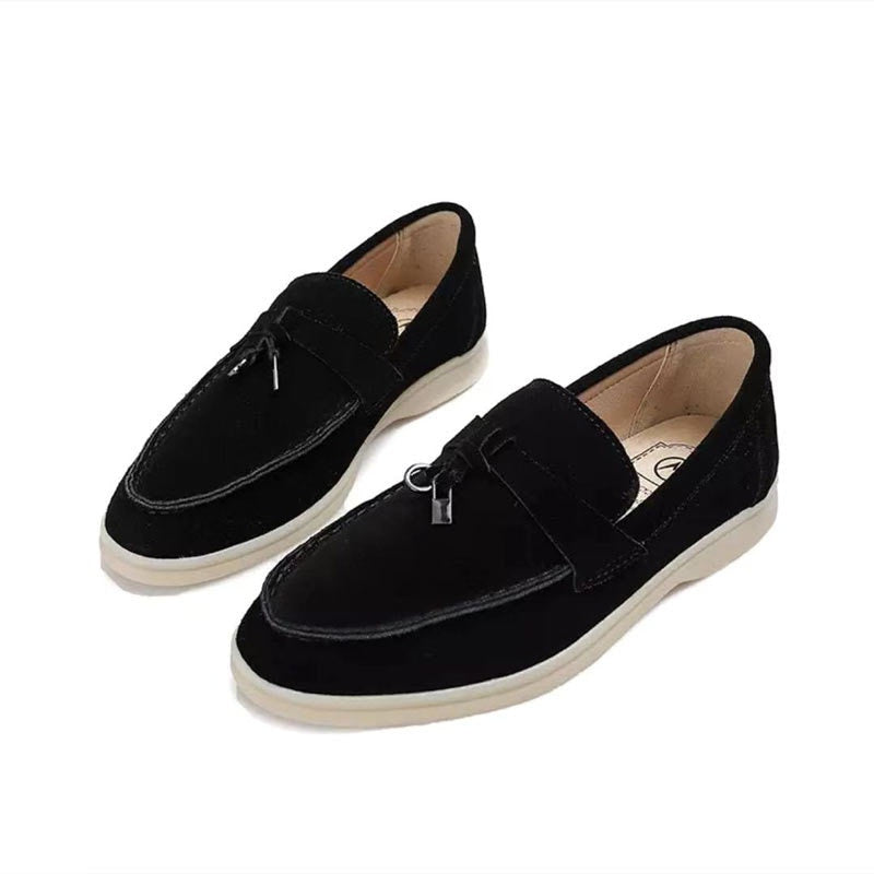 Detalje af spids tå på elegante dame loafers. Stilfulde og komfortable slip-on kvindesko med flad sål.