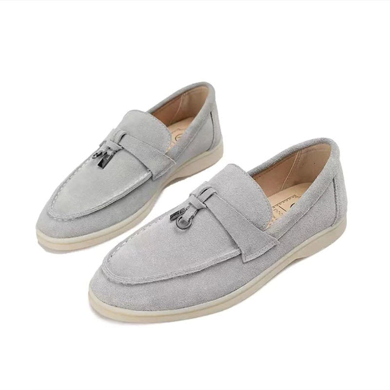 Elegante dame loafers med spids tå båret. Komfortable flade slip-on sko, ideelle som stilfulde hverdagssko.