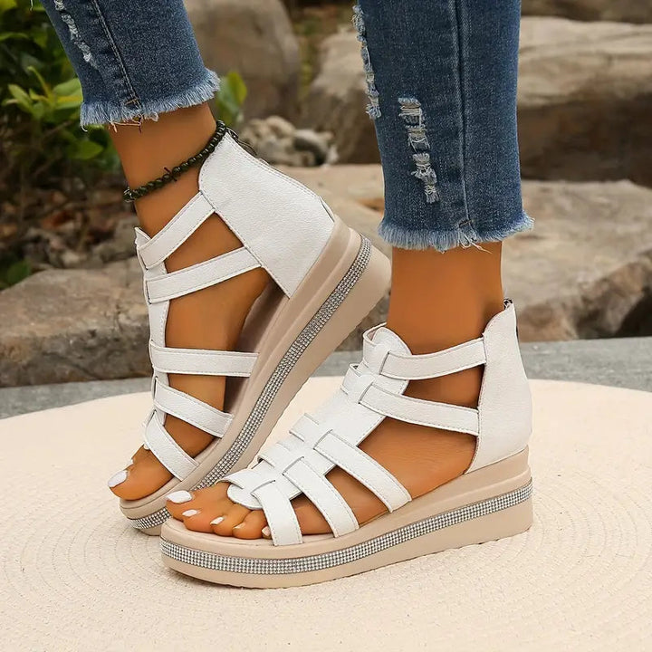 Alsidige dame sommersandaler med rhinsten. Justerbare stropper giver god støtte og et festligt look.