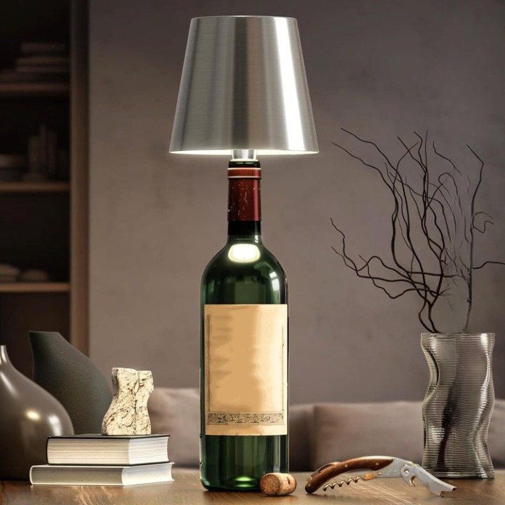 Elegant, dæmpbar LED-flaskelampe i glas, bærbar med touch-betjening, i gulddesign til alsidig brug.