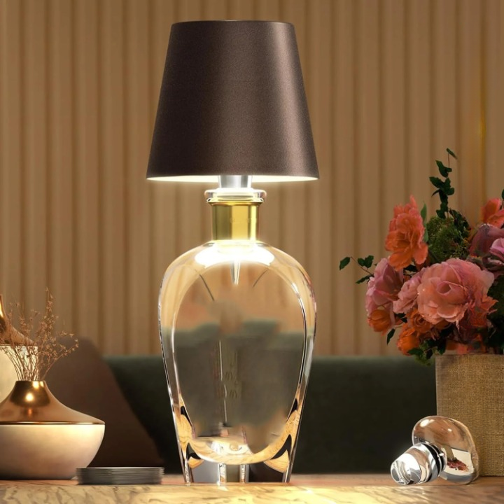 Elegant, dæmpbar LED-flaskelampe i glas, bærbar med touch-betjening, i gulddesign til alsidig brug.