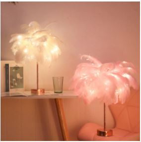 Elegant fjerlampe med blødt, diffust lys, skaber en hyggelig atmosfære i rummet. Udsøgt fjerdesign.