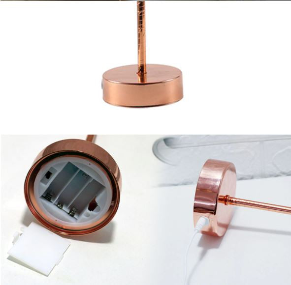 Elegant fjerlampe med blødt, diffust lys, skaber en hyggelig atmosfære i rummet. Udsøgt fjerdesign.