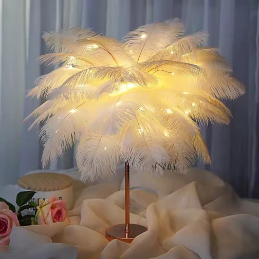 Elegant fjerlampe med bløde fjer og varmt lys, ideel til stue eller soveværelse, USB-opladelig.