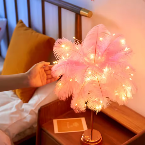 Elegant fjerlampe med bløde fjer og varmt lys, ideel til stue eller soveværelse, USB-opladelig.