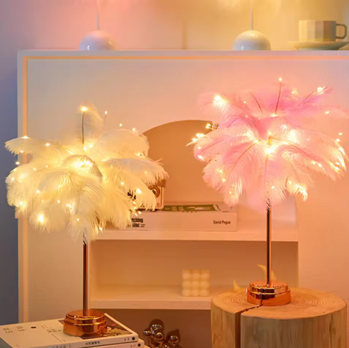 Elegant fjerlampe med bløde fjer og varmt lys, ideel til stue eller soveværelse, USB-opladelig.
