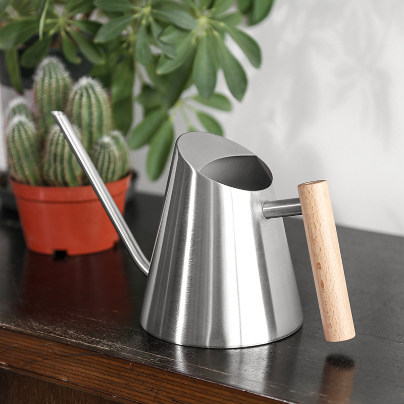 Elegant vandkande med ergonomisk træhåndtag, ideel til stilfuld vanding i haven. Mat sort, holdbar, 900 ml kapacitet.